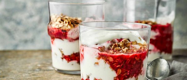 Vanilla yogurt cheesecake pots with flapjack crumble and raspberries