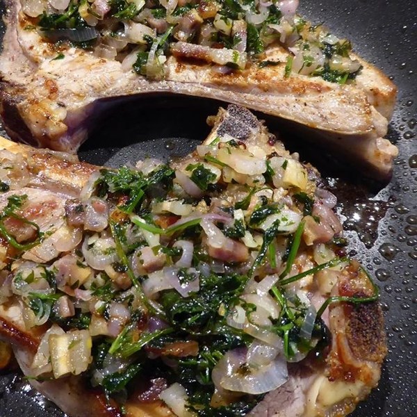 Veal chops with a savoury garnish (Les côtelettes de veau farcies)