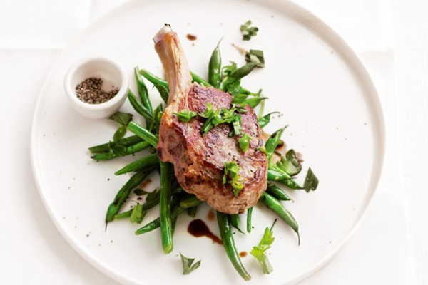 Veal cutlets with lemon beans