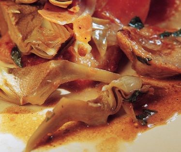 Veal escalopes with artichokes and prosciutto (Scaloppine con carciofi e prosciutto)
