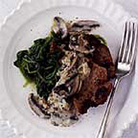 Veal in a creamy mushroom sauce (Vitella alla crema di funghi)