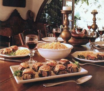 Veal in eggplant slices (Kreas se fetes melintzana)