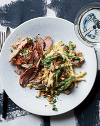 Veal roast with pasta, morels and asparagus