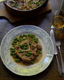 Veal shanks with peas (Ossobuco con piselli)