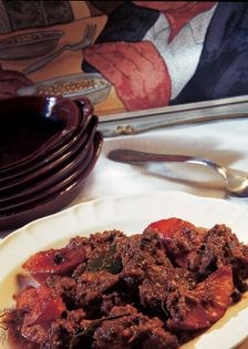 Veal stew with quince (Spezzatino di vitello con mele cotogne)