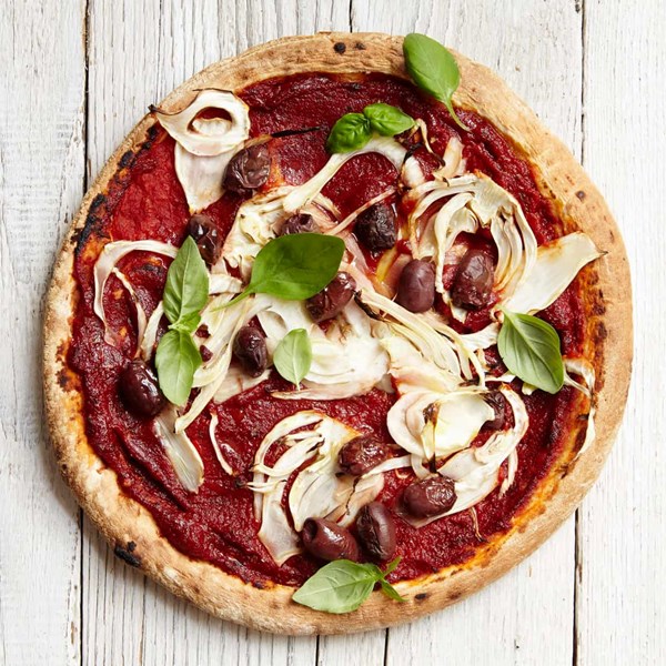Vegan arrabbiata pizza with fennel and chilli