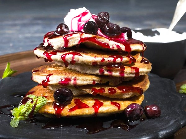 Vegan blueberry and cinnamon pancakes [compote, cream topping]