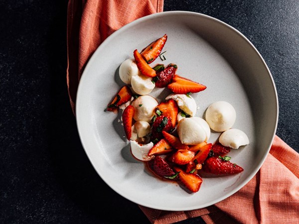 Vegan cardamom meringue cookies with strawberry compote