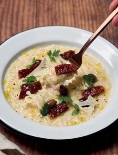 Vegan cauliflower risotto with taggiasca olives and sun-dried tomatoes (Risotto vegano al cavolfiore con olive tagggiasche e pomodori secchi)