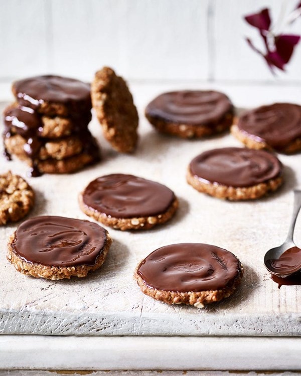 Vegan chocolate and oat biscuits 