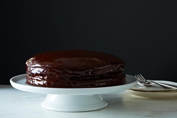 Vegan chocolate cake (with creamy chocolate filling and ganache)