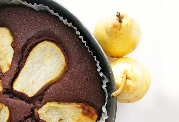  Vegan chocolate cake with pear 