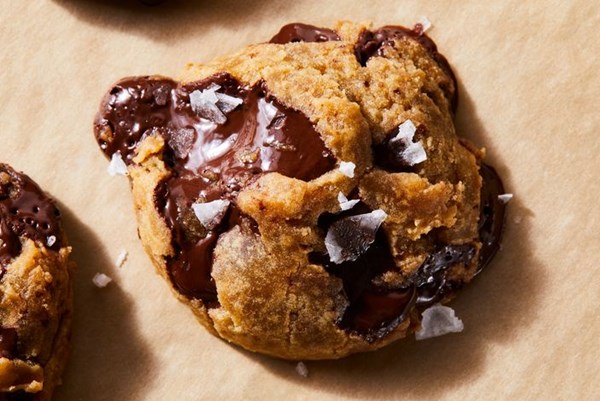 Vegan chocolate chip cookies with maple & olive oil 