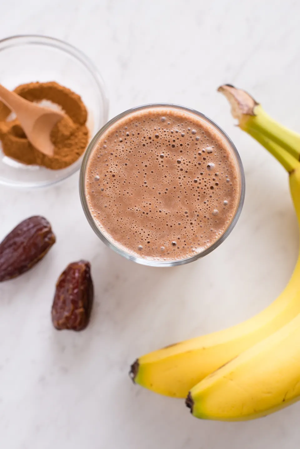 Vegan chocolate-date smoothie