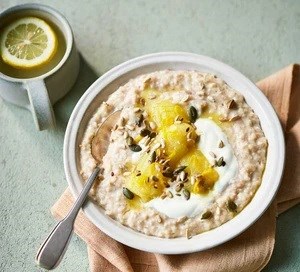 Vegan cinnamon porridge with baked bananas