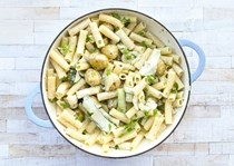 Vegan creamy courgette pasta with potatoes 