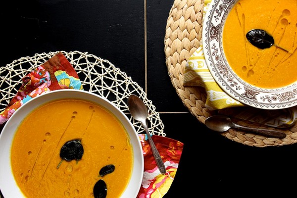 Vegan creamy curried pumpkin soup