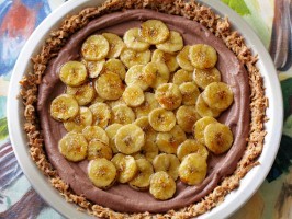 Vegan dark chocolate and caramelized banana pie