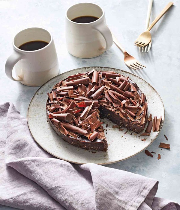 Vegan no-bake fudge cake