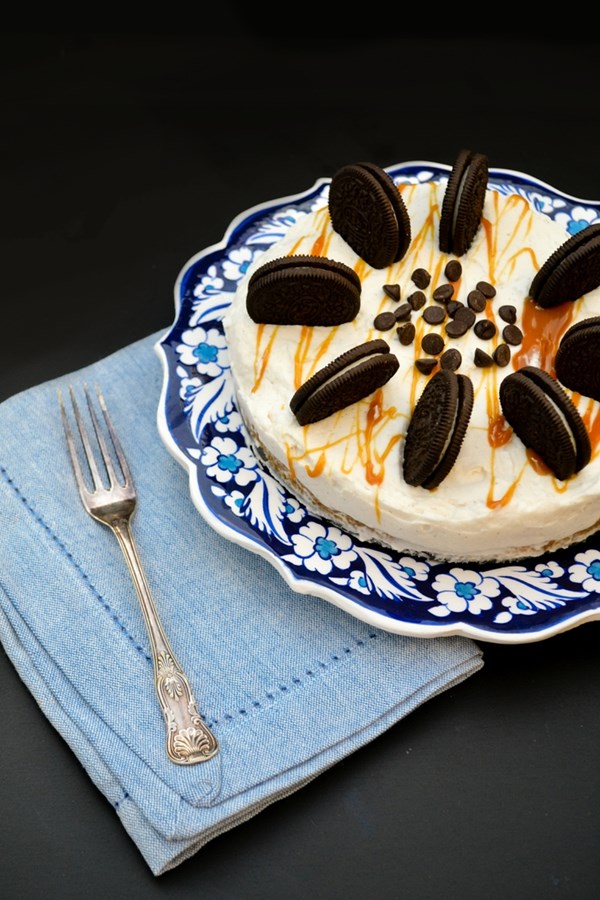 Vegan no-bake Oreo and caramel cheesecake