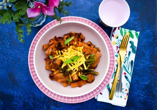 Vegan one-pot pasta with sausages & broccoli