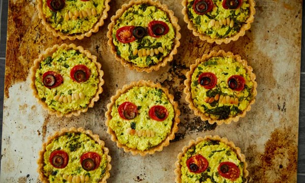 Vegan onion, broccoli and tomato quiche tartlets