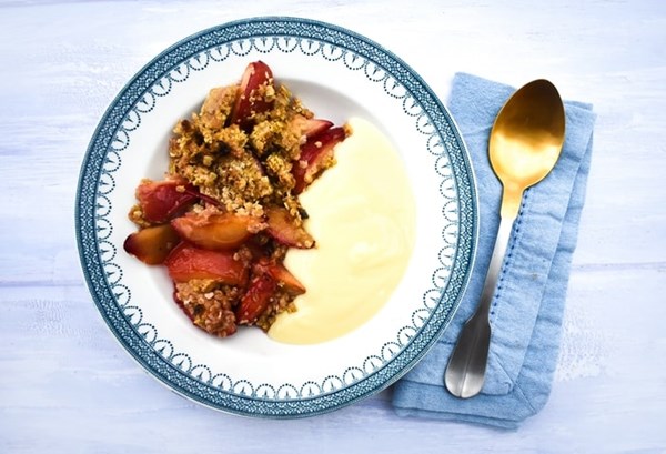 Vegan plum crumble with oats