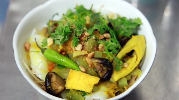 Vegan Quang-style noodle (Mì Quảng chay)