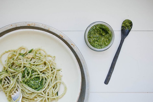 Vegan spinach and chive pesto