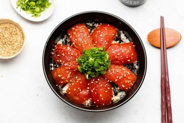 Vegan tomato ‘tuna’ sashimi bowl (Maguro don)