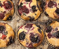 Vegan vanilla-mixed berry muffins