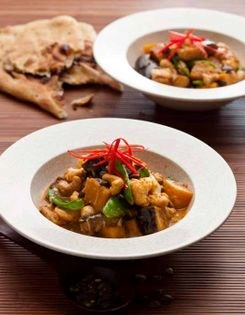 Vegetable & cashew red curry