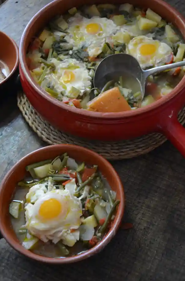 Vegetable broth with poached eggs (Acquacotta)