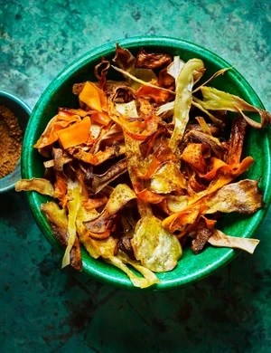 Vegetable crisps with curry salt