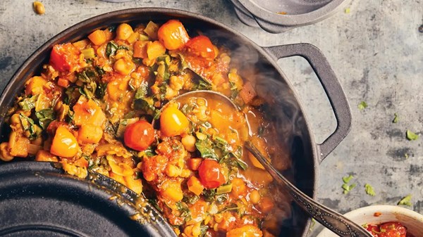 Vegetable dal stew with tomatoes