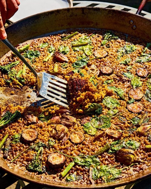 Vegetable paella (Paella verde)