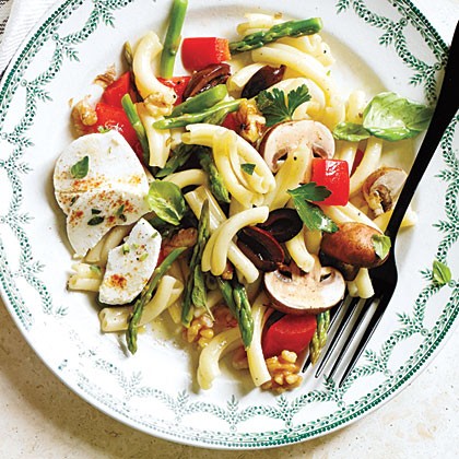 Vegetable pasta salad with goat cheese