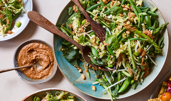 Vegetable salad with peanut sauce