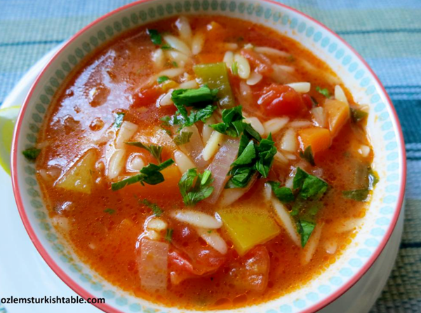 Vegetable soup with orzo pasta (Sehriyeli sebze çorbasi)