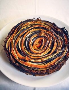 Vegetable spiral tart with avocado-curry cream