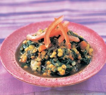 Vegetables and split chickpeas in spinach sauce