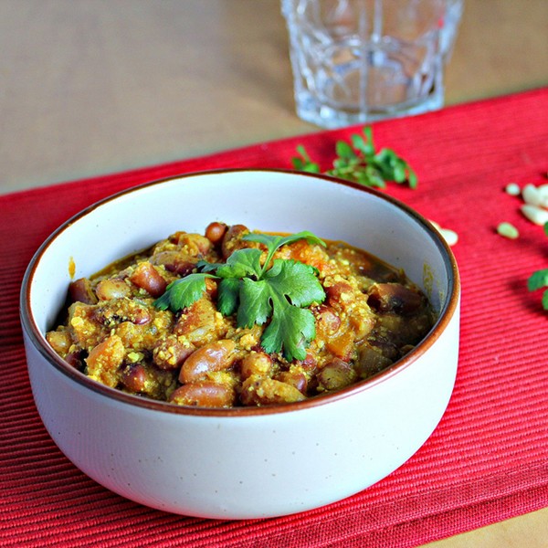 Vegetarian chili with a cashew pistachio sauce