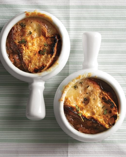 Vegetarian French onion soup with mushrooms