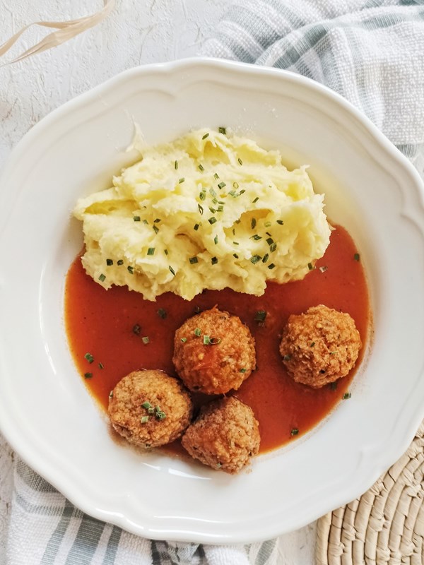 Vegetarian meatballs with tomato sauce