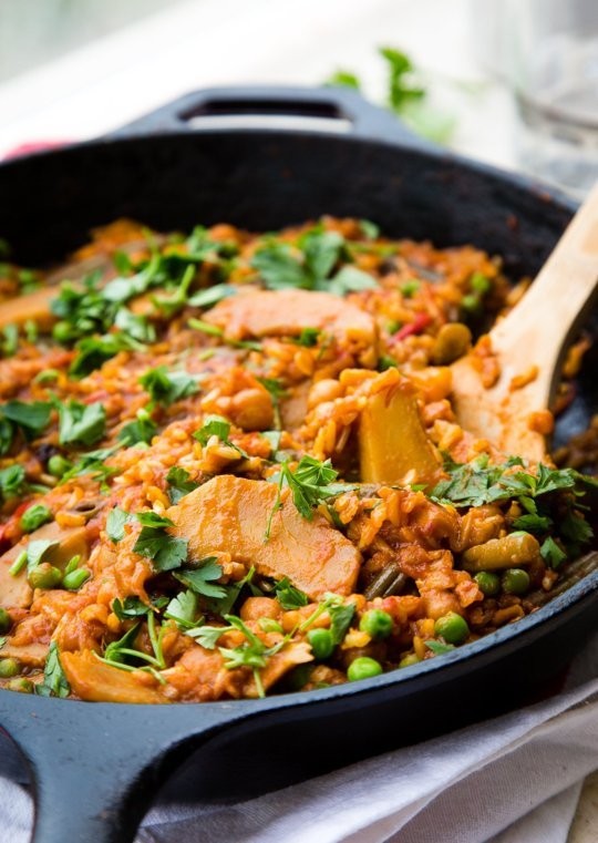 Vegetarian paella with red peppers & chickpeas