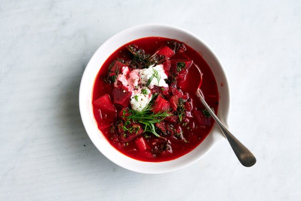 Vegetarian red borscht [horseradish cream]