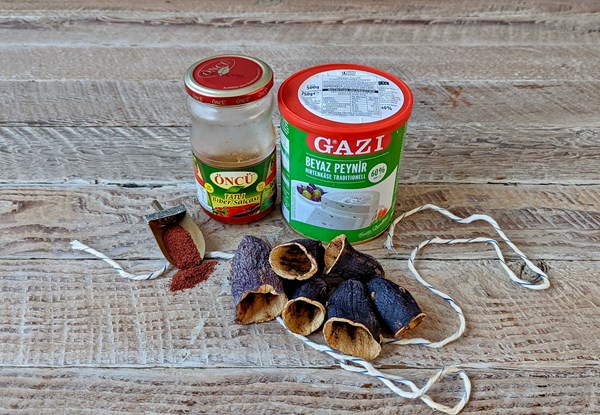 Vegetarian stuffed dried eggplant (Vejetaryen kuru patlıcan dolması)