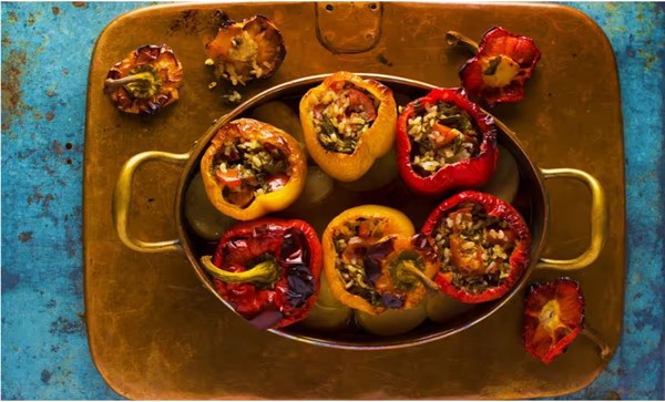Vegetarian stuffed peppers (Mehshi fleyfleh bil-zeyt)