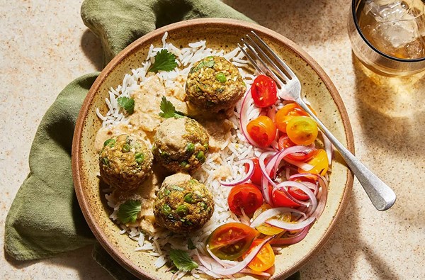 Veggie kofta korma with tomato & onion salad 