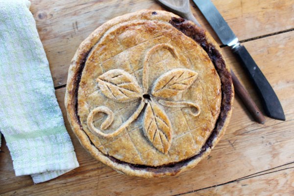 Veggie mince, mushroom, onion and ale pie
